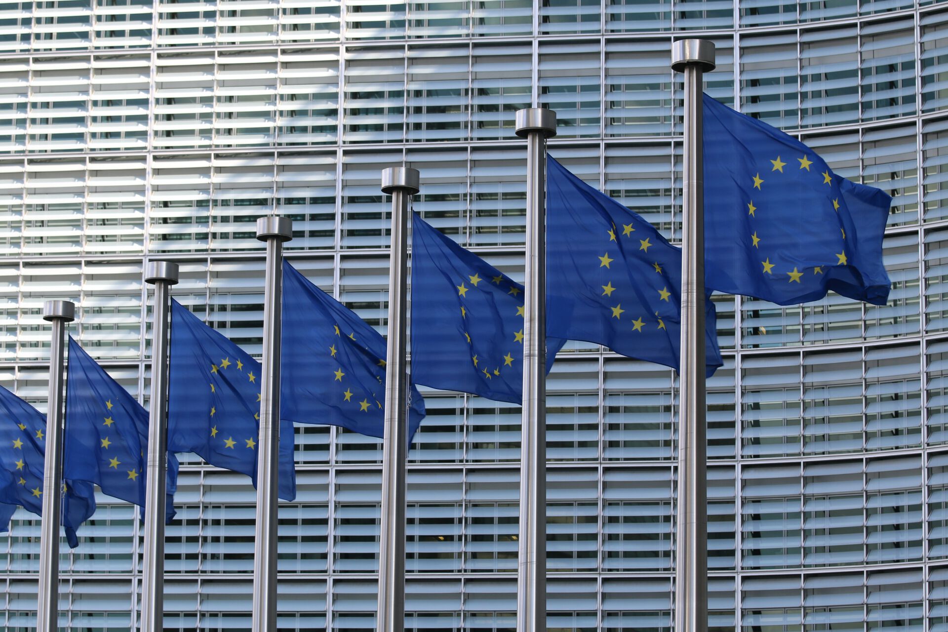 EU-flagg foran bygning