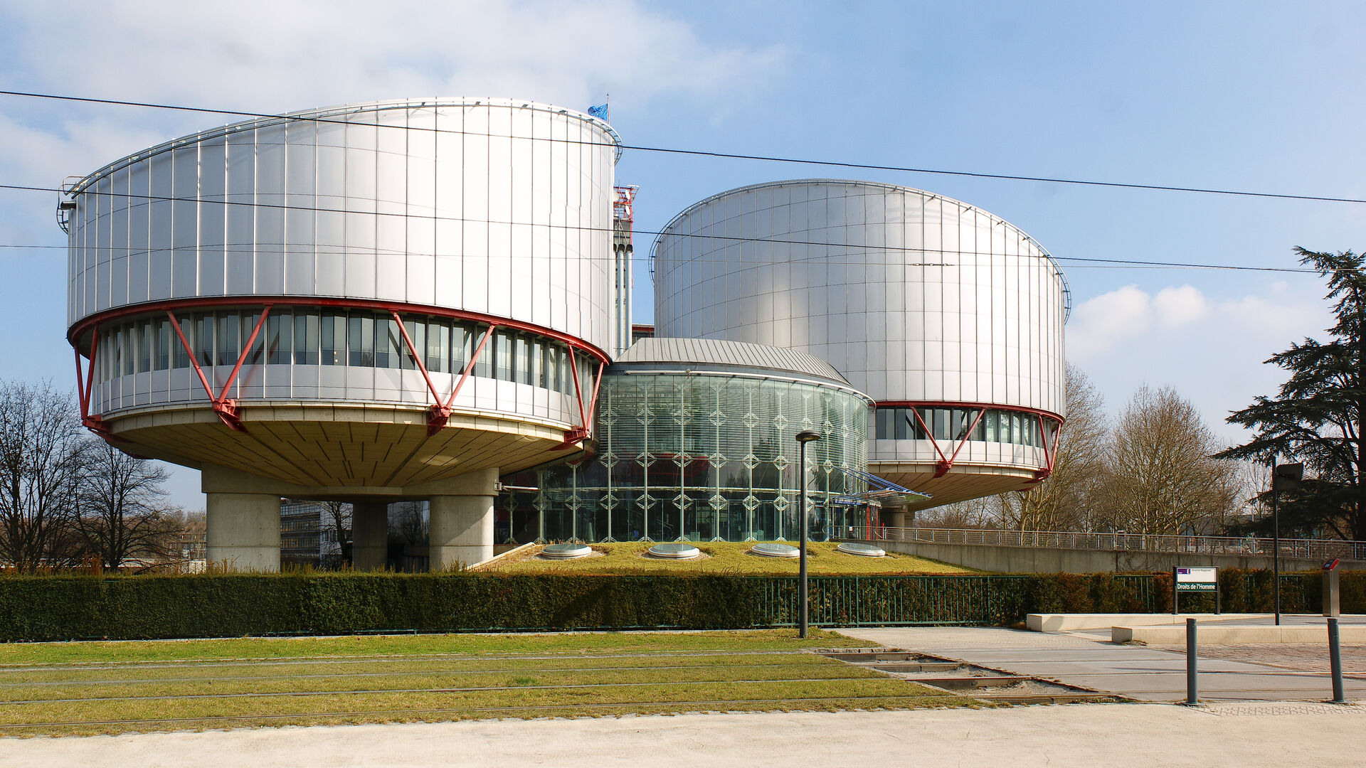 Bygningen hvor Den europeiske menneskerettighetsdomstolen holder til. Bygget er utpreget moderne. To sylinderformede konstruksjoner med glitrende metall og store glassflater utgjør fasaden.