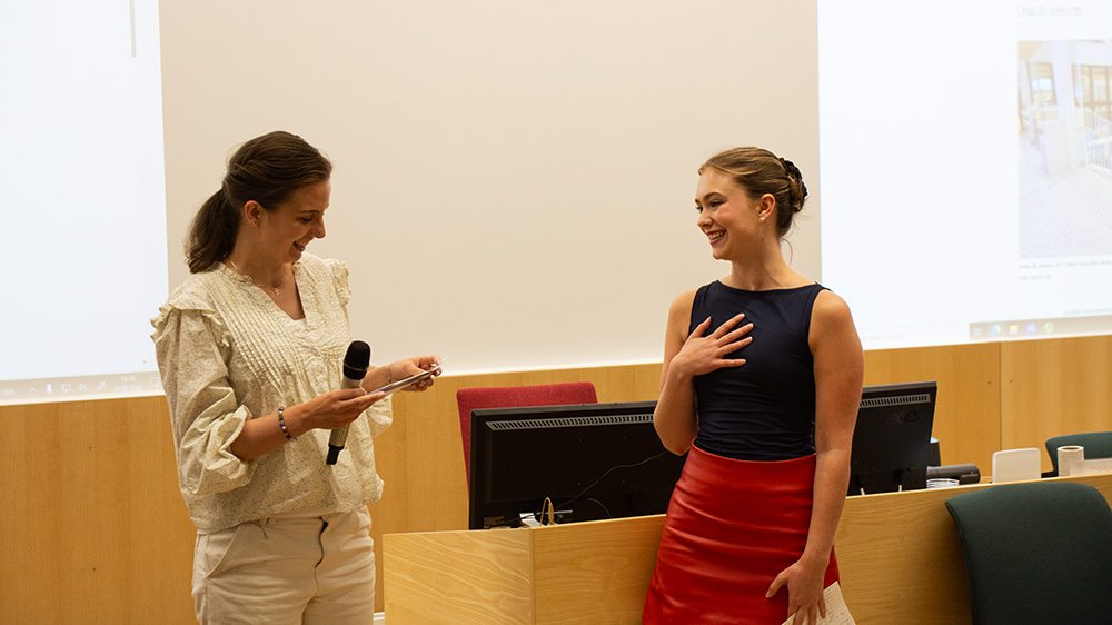 Danielle Draumås presenting the inclusion award to Sunniva D. Matre during the award ceremony.