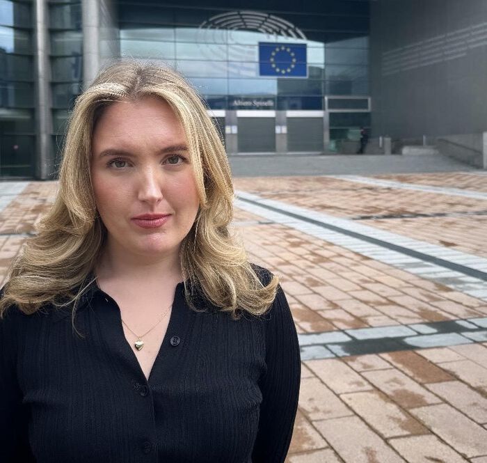 Woman in front of European parliament, black blouse