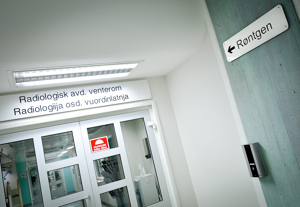 Bilde fra sykehus med samisk skilt i gangen.