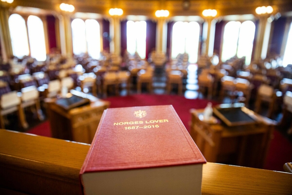Bilde av den norske lovsamlingen i Stortingets plenumssal.