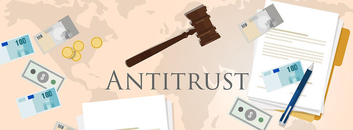 Illlustrasjon av verdenskartet, pengesedler og en juridisk hammer. Tekst: Antitrust.