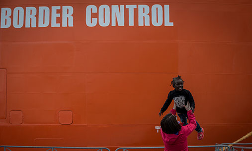 Liten jente foran det norske skipet "Siem Pilot".