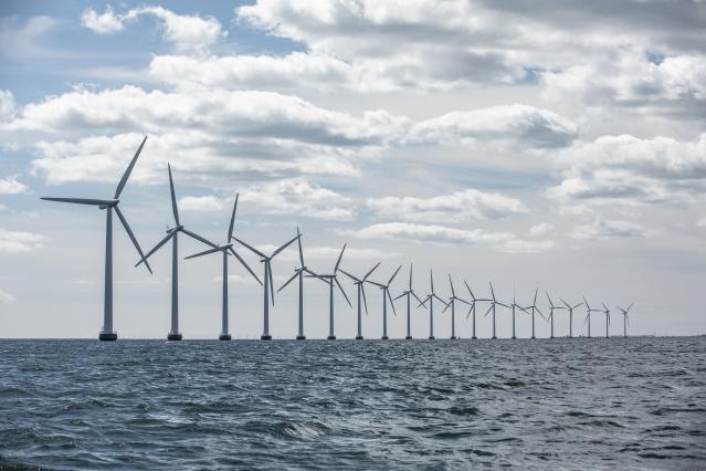 Bildet kan inneholde: sky, himmel, vindm?lle, vann, vindpark.