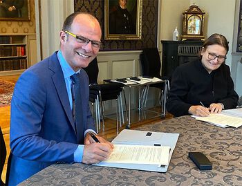 Ekspedisjonssjef Omar G Dajani fra Finensdepartementets skattelovavdeling og dekan Ragnhild Hennum signerer samarbeidsavtalen om &quot;Skatterett@jus, UiO&quot; 5. august 2020.