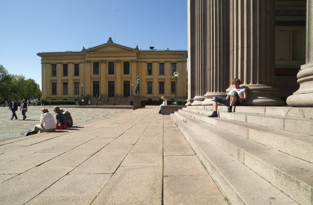 A picture of Domus Academica of University of Oslo. Big staircase with a large old building behind.