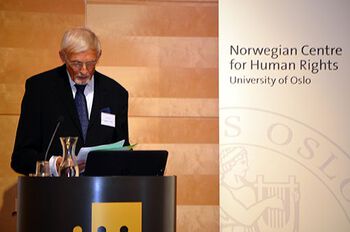 Professor emeritus Pieter van Dijk, tidligere EMD-dommer, presenterte de lange, historiske linjer mot vår egen og andres konstitusjoner.