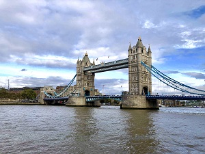 Bildet kan inneholde: bro, landemerke, hengebro, elv, drawbridge.
